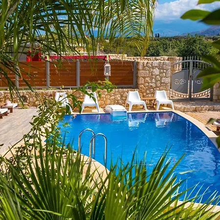 Sunshine With Private Pool By Estia Case de vacanță
