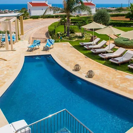 Sunshine With Private Pool By Estia Case de vacanță *