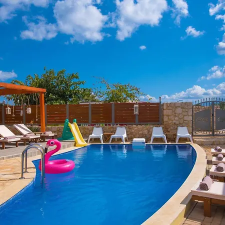 Sunshine With Private Pool By Estia Case de vacanță